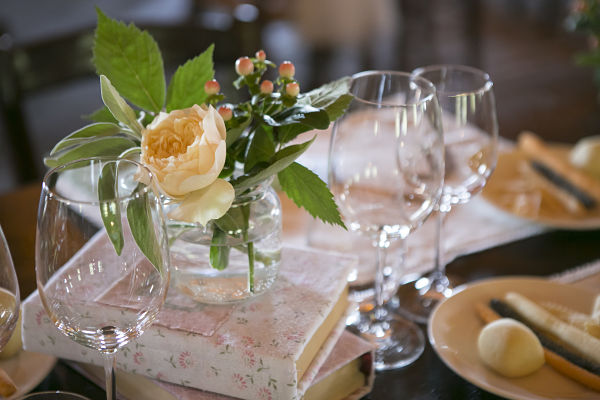 allestimento floreale mise en place ricevimento di matrimonio a tema libri e chiavi antiche