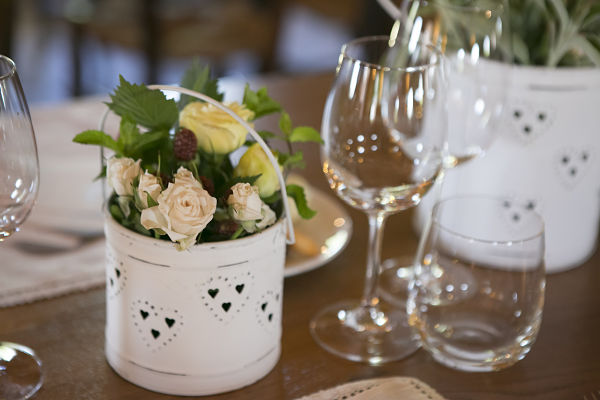 allestimento floreale mise en place ricevimento di matrimonio a tema libri e chiavi antiche