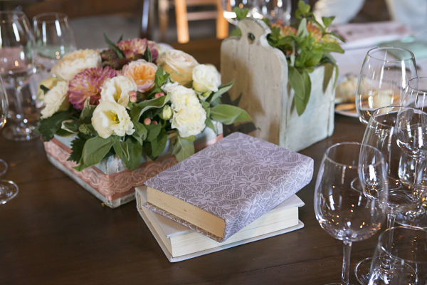 Centrotavola del matrimonio a tema libri e chiavi antiche