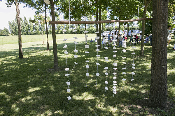 area picnic matrimonio a tema libri e chiavi dedicata ai bambini con ghirlanda di machmellow