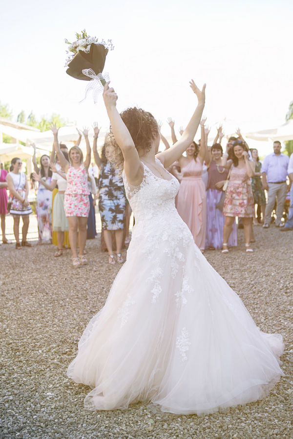 lancio bouquet sposa matrimonio a tema libri e chiavi