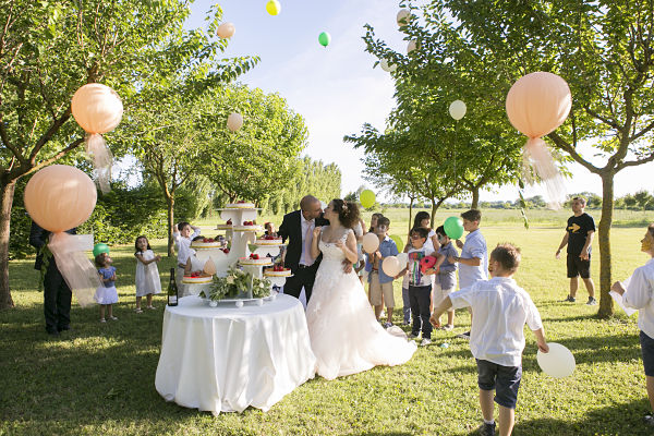 taglio della torta matrimonio a tema libri e chiavi