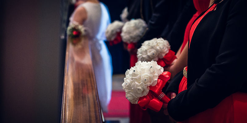 bouquet per damigelle con rose bianche di stoffa