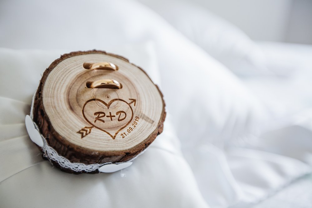 fedi in oro bianco riciclato e portafedi in legno