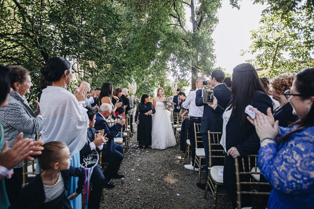 Matrimonio bohemien fucsia e blu nel parco