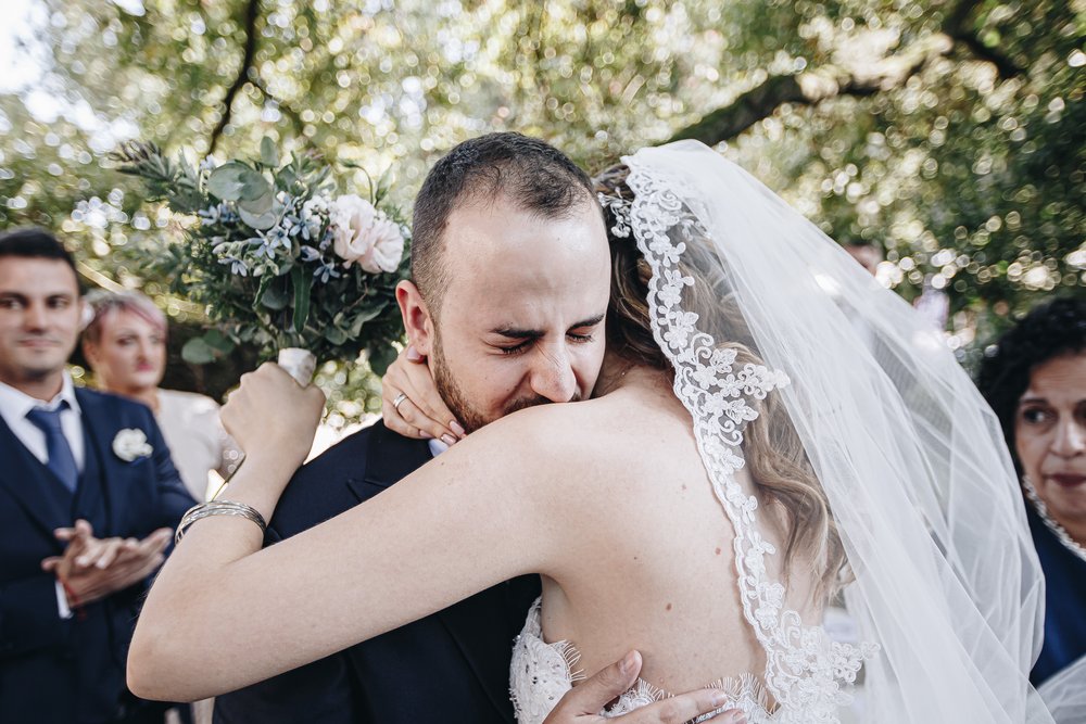 Matrimonio bohemien fucsia e blu nel parco