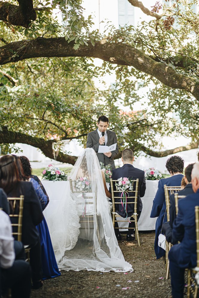 Matrimonio bohemien fucsia e blu nel parco