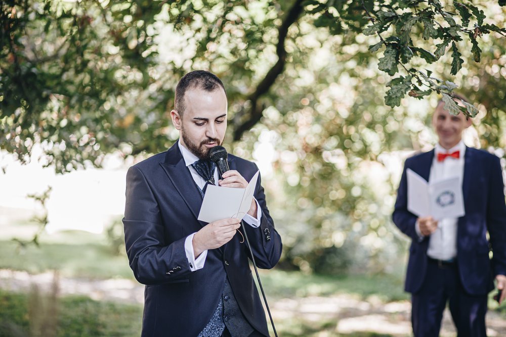 Matrimonio bohemien fucsia e blu nel parco