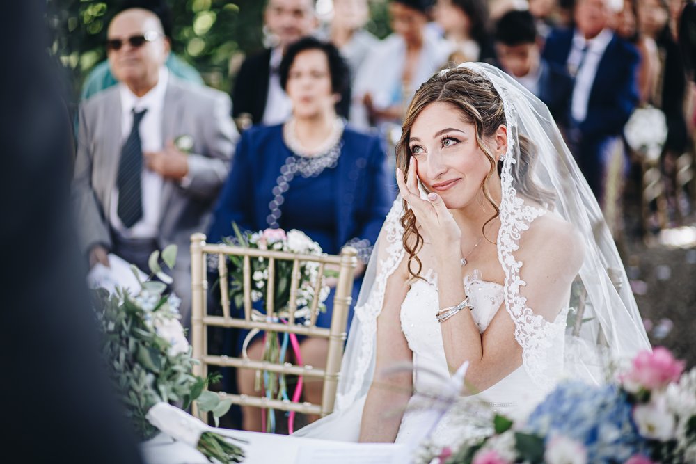 Matrimonio bohemien fucsia e blu nel parco