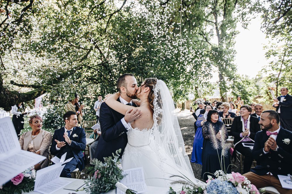 Matrimonio bohemien fucsia e blu nel parco