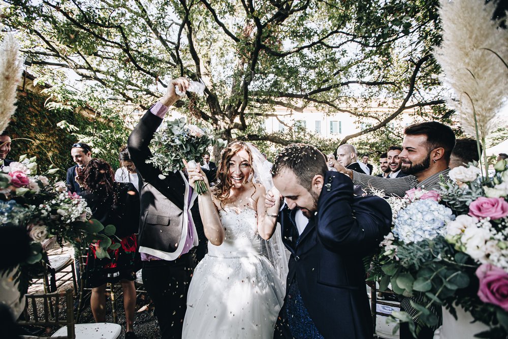 Matrimonio bohemien fucsia e blu nel parco