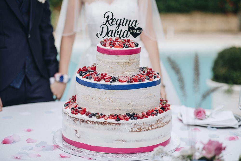 torta nuziale nacked con frutti di bosco